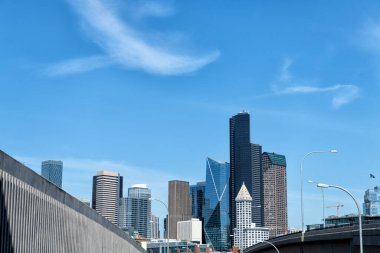 Seattle, Washington D.C. ABD - 06 Nisan 2021: Seattle Skyline ile gökdelen binaları