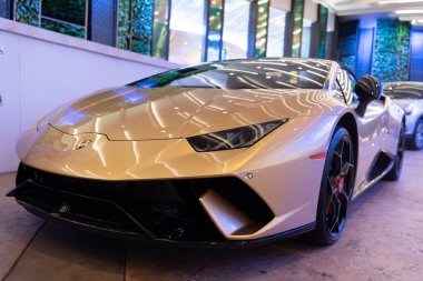 Palm Beach, Florida USA - 22 Mart 2021 Gold Lamborghini Aventador. ön taraf görünümü.