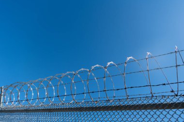 Dikenli tel çitlerle çevrili dikenli tellerle çevrili dikenli çitler, dikenli çitler....