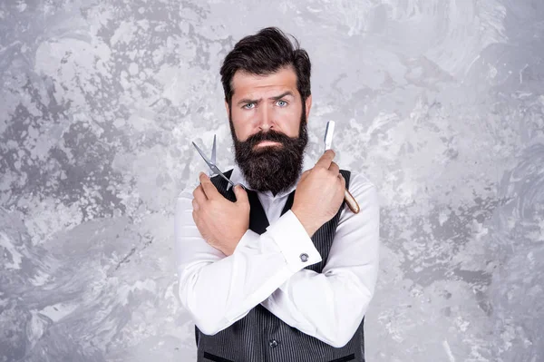 Hombre barbudo maduro hipster en peluquería con herramientas de afeitar vintage y tijeras, peinado. —  Fotos de Stock