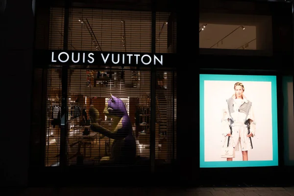 Miami, USA - 20 marzo 2021: Louis Vuitton night storefront al design district in Florida — Foto Stock