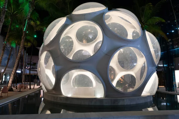Miami, USA - 20 mars 2021: Design District kupol på plint av reflekterande pool i Florida — Stockfoto