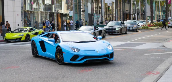 Los Angeles, Kalifornien USA - 11 april 2021: blå Lamborghini Aventador främre hörnet vy. — Stockfoto