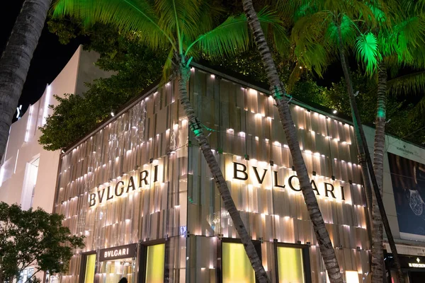 Miami, Estados Unidos - 20 de marzo de 2021: Bulgari boutique corner and palms at night design district in Florida. bvlgari —  Fotos de Stock