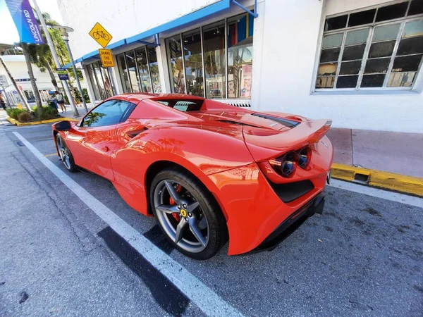 Los Ángeles, California, EE.UU. - 24 de marzo de 2021: Ferrari F8 Tributo rojo vista de esquina trasera del coche de lujo. — Foto de Stock