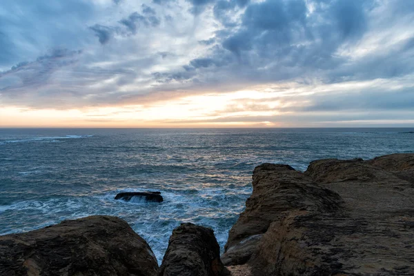 Oceaan zonsondergang op zeewater met zonsondergang hemel. Zeegezicht zonsondergang. natuurconcept. — Stockfoto