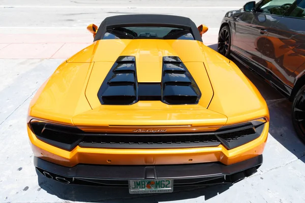 Los Angeles, Califórnia EUA - 14 de abril de 2021: Lamborghini Aventador laranja estacionado em LA. vista para trás — Fotografia de Stock