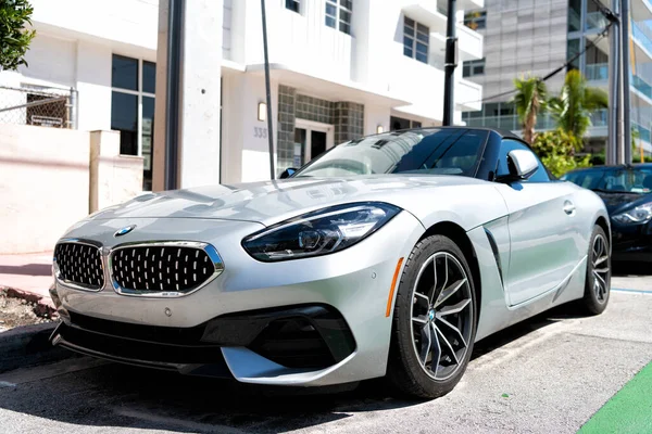 Los Angeles, California USA - 13. dubna 2021: stříbrná šedá bmw z4 luxusní sportovní auto pohled na roh. — Stock fotografie