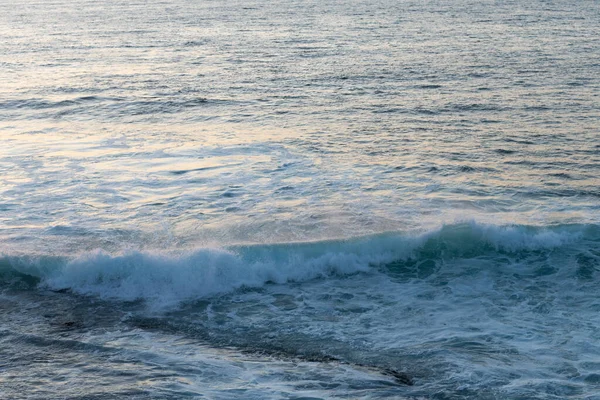 Agua de mar ondulada con olas en la playa de arena. naturaleza del paisaje marino. vacaciones de verano. olas de agua en el mar — Foto de Stock