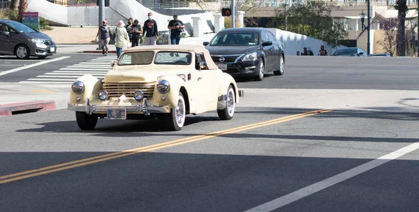 Long Beach, Kalifornie USA - 12. dubna 2021: starožitné béžové retro retro auto kabriolet na silnici — Stock fotografie
