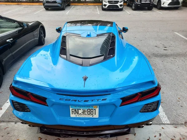 Los Angeles, Californië, Verenigde Staten - 19 april 2021: blauwe Chevrolet Corvette super car back view — Stockfoto