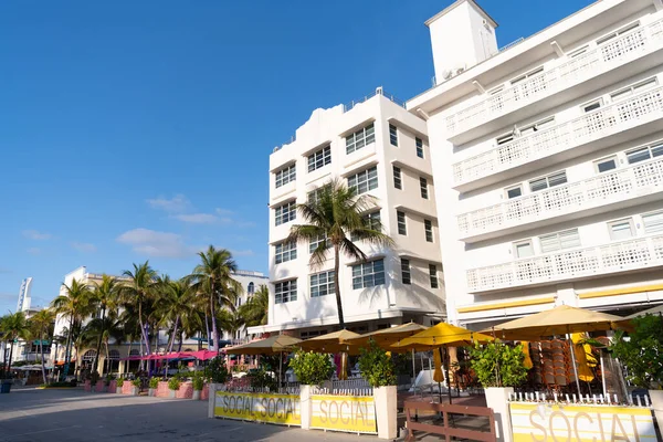 Miami, Estados Unidos - 15 de abril de 2021: South Beach sidewalk cafés along art-deco hotels at Ocean Drive — Foto de Stock
