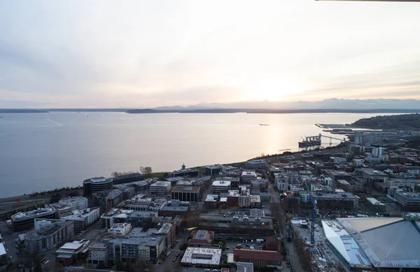 Seattle, Washington D.C. ABD - 3 Nisan 2021: Seattle Skyline ve günbatımında binalar — Stok fotoğraf