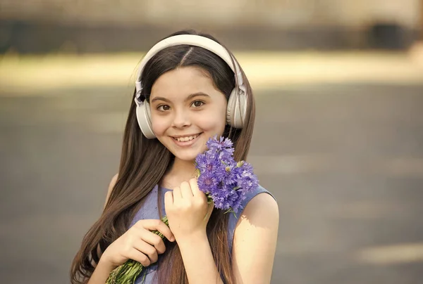 Mädchen genießen Sommer-Playlist moderne Kopfhörer, bestes Soundtrack-Konzept — Stockfoto
