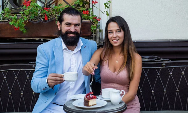 Vara på gott humör. par förälskade. Skäggig man och kvinna på caféet. kärlek och romantik. — Stockfoto