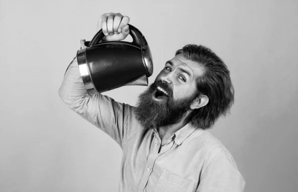 Ältere bärtige Mann suchen lässig trendy halten Wasserkocher, Kaffee — Stockfoto