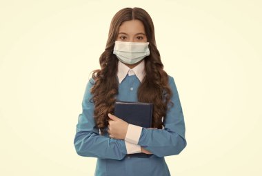 Hemşire kız not defterini reçeteli olarak tutuyor. Güvenlik maskeli genç doktor. Koronavirüs salgınında hijyen. Bilim adamı virüs aşısı yarattı. Salgın karantina salgını. covid-19 ve Sağlık Hizmetleri