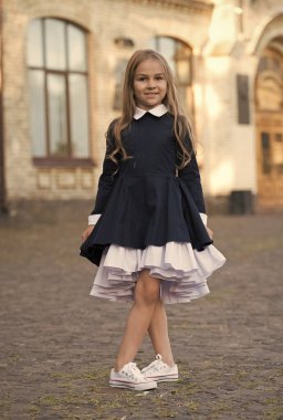 Sofistike. Mutlu çocuk dans ederken üniforma giyer. Okul modasına geri dönelim. Okul üniforması. Okul giysisi. Kıyafet kuralı. Resmi eğitim. 1 Eylül. Bilgi toplama günü. Şık kal.