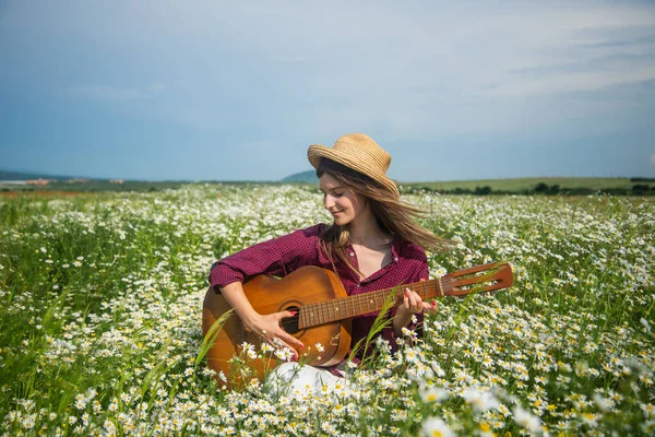 Hippie. chanteur de musique country. femme dans le domaine de la camomille avec guitare acoustique. — Photo