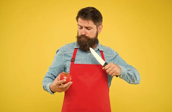 Laga mat, äta, upprepa. Människokocken skar röd tomat. Matlagning vegetarisk mat. Vegetabiliskt recept. Kulinarisk konst. Hälsosam mat. Föda och bantning. Hantverk din egen sallad — Stockfoto