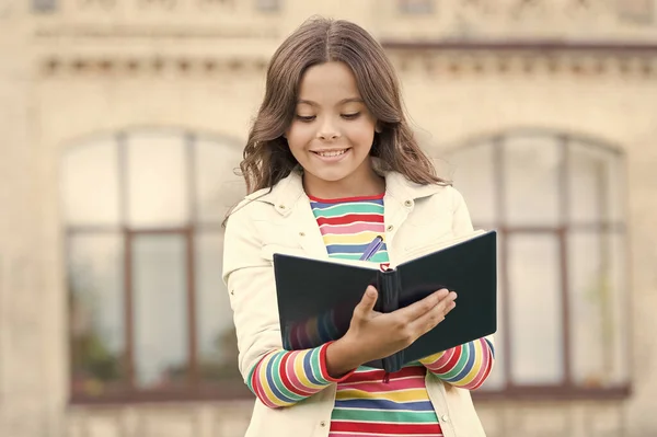 Boek dat het verdient om gelezen te worden Happy kid lees boek buiten. Klein kind leert lezen. Leesdag. Taal en literatuur les. Bibliotheek en bibliotheca. School en onderwijs. Het is tijd om te lezen — Stockfoto