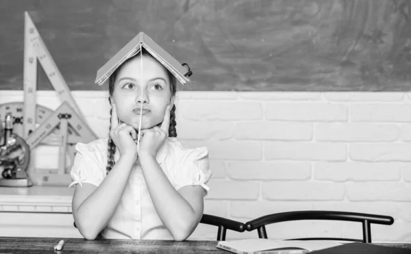 Niña linda niña sentarse escuela aula pizarra fondo. Escuela de estudio para niños pequeños. Progreso y logros. Lección escolar. De vuelta a la escuela. Día del conocimiento. Enganchado al aprendizaje. Concepto de Hometask — Foto de Stock