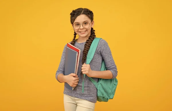 Conocimiento adquirido en la escuela. Chico feliz de vuelta a la escuela. Día del conocimiento. Bolso y libros para niños pequeños. 1 de septiembre. Escuela y educación. Conocimiento y habilidades. Educar, inteligente es genial — Foto de Stock