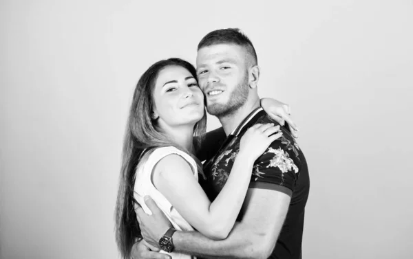 Un couple joyeux. couple amoureux. relations familiales et bonheur. valeurs familiales. Saint Valentin. fille sexy avec son petit ami. relation amoureuse. date d'amour. homme et femme embrasser — Photo