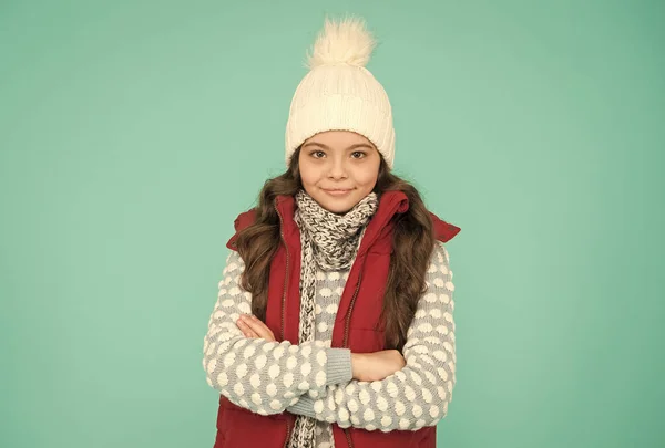 Έτοιμοι για διακοπές. παιδί με μακριά σγουρά μαλλιά σε πλεκτό καπέλο. Χριστουγεννιάτικη δραστηριότητα σε στυλ ψυχρής εποχής. Παιδική ευτυχία. θερμική ενδυμασία. Ευτυχισμένη έφηβη, φοράει ζεστά ρούχα. χειμερινή παιδική μόδα — Φωτογραφία Αρχείου