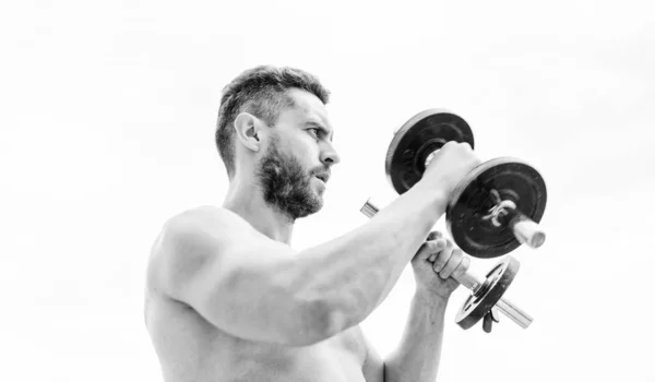 Fitnesz és sporteszközök. Atlétikai test. Dumbbell edzőterem. férfi sportoló erős kezekkel. szteroidok. Izmos férfi gyakorol reggel súlyzóval. Sikeres. Tökéletes bicepsz. Minden lehetséges. — Stock Fotó