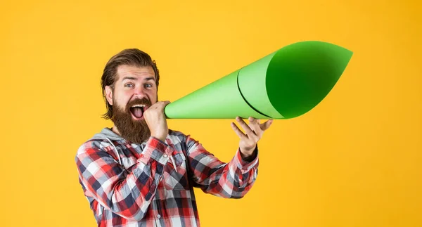 Élégant barbu gars à la mode coiffure porter chemise à carreaux avec haut-parleur en papier, parler — Photo