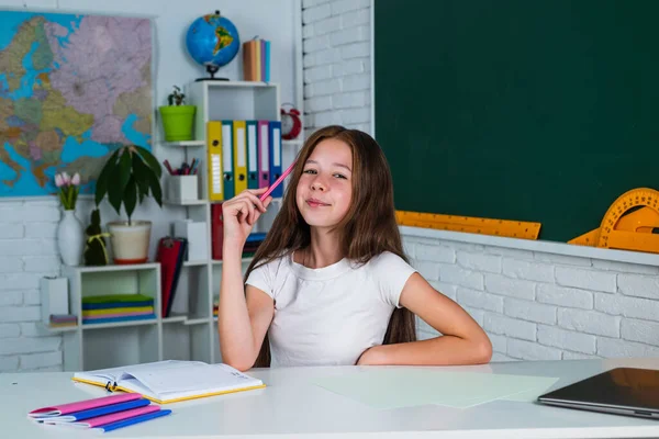 Vrolijk kind meisje het maken van notities op school les, kennis — Stockfoto