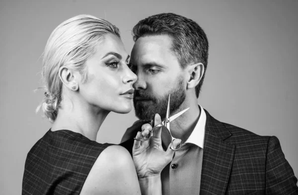 Sexiga par man och kvinna som håller frisör utrustning, frisör — Stockfoto