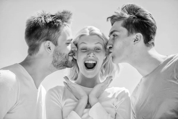 Nos encanta besarnos. vínculo familiar y amor. vacaciones de verano. tiempo para relajarse. grupo de personas al aire libre. concepto del cielo. Alturas de éxito. mujer feliz y dos hombres. amigos alegres. relaciones de amistad —  Fotos de Stock