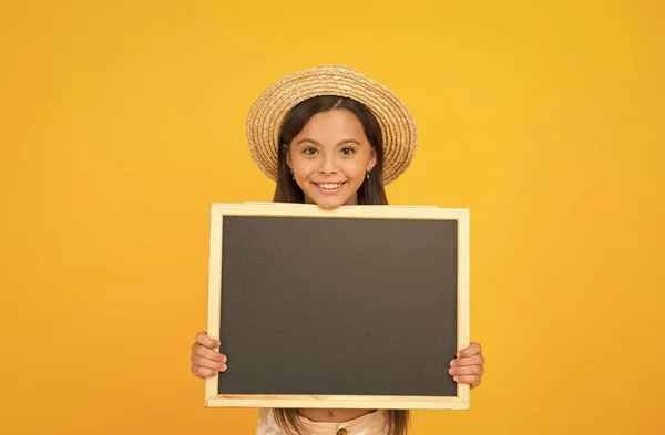 Niño pequeño use sombrero de estilo veraniego mantenga información de pizarra espacio de copia, concepto de menú de restaurante — Foto de Stock