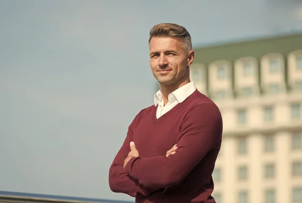 Un homme adulte attirant. bel homme bleu ciel arrière-plan copie espace. Repose-toi et relaxe. Jour de printemps ensoleillé. Un homme confiant. Beau mec en plein air. Beauté masculine et mode. Homme d'affaires en vêtements décontractés — Photo