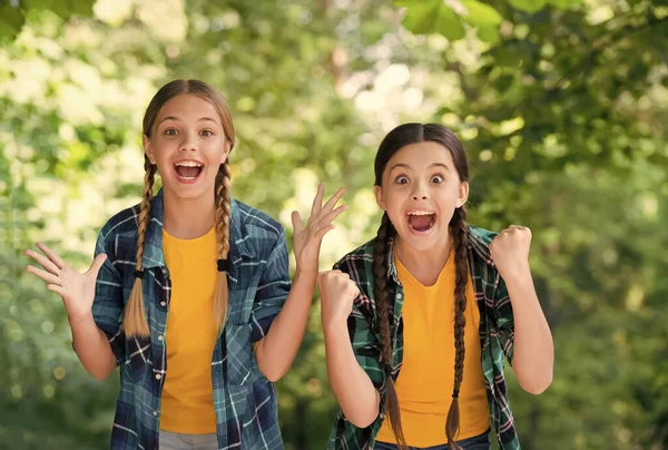 Nunca te rindas. niñas pequeñas y felices usan camisa a cuadros. moda casual niño. felicidad infantil. Feliz día de los niños. pasar tiempo y divertirse juntos. mejores amigos de la escuela. concepto de amistad —  Fotos de Stock