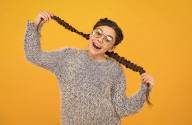 Hayatın için vizyon. Örgü örgülü saçlar. Şık saç stili olan mutlu bir genç kız. Zeki çocuk. Gözlüklü güzellik. çocukluk mutluluğu. Gülümseyen çocuk gözlük takıyor.