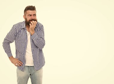 Yaptıklarımı nasıl düzelteceğimi. Sıradan, kareli gömlekli, sakallı, utangaç bir adam. Kafkasyalı adam.