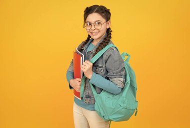 Öğrenci kız yetenekli çocuklar için kurslara gidiyor, okul malzemeleri konsepti.