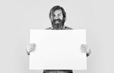 Reklamınızın sunucusu. Tıraşsız, uzun saçlı adam. Berber ve kuaför. Erkek güzellik ve moda. Mutlu sakallı adam. Vahşi hippi kağıdı, kopyalama alanı. İnsani duygular