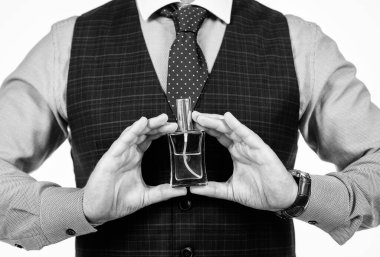 Kesilmiş adam parfüm şişesini tutuyor, kokuyor.