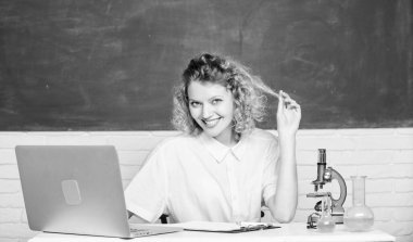 Büyüleyici biyoloji dersi. Biyoloji deneyi. Kimya araştırma sonuçları hakkında notlar alın. Mikroskop ve deney tüpüyle mutlu bir öğrenci. Sınıftaki bilgisayar laboratuvarındaki kız.