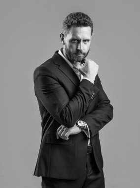 Ofiste resmi ceket giyen kendine güvenen bir iş adamı.