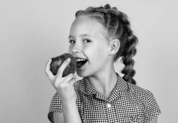 여자 아이가 다이어트중 천연 비타민을 먹기 위해 건강 한 사과 열매를 들고 있다. — 스톡 사진