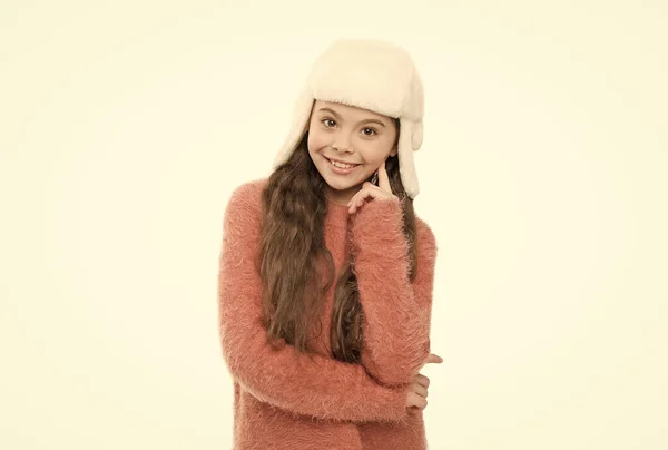 La mejor manera de mantenerse caliente. Niña con gorro de oreja. vacaciones de invierno maravilla. sombrero de piel de niño aislado en blanco. clima frío de invierno. ropa de abrigo y accesorios de moda para niños. feliz actividad infantil — Foto de Stock