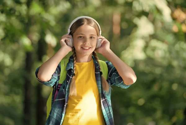 幸せな子供はヘッドフォンで音楽を聴く夏の旅行自然の風景屋外、音 — ストック写真