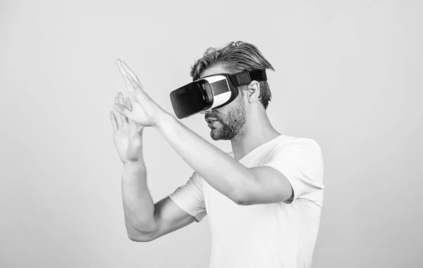 Annyira valóságos. Digitális jövő és innováció. Az ember modern technológiát használ. virtuális valóság szemüveg. Modern üzlet és oktatás. Programozási projekten dolgozom. férfi visel vezeték nélküli VR szemüveg headset — Stock Fotó