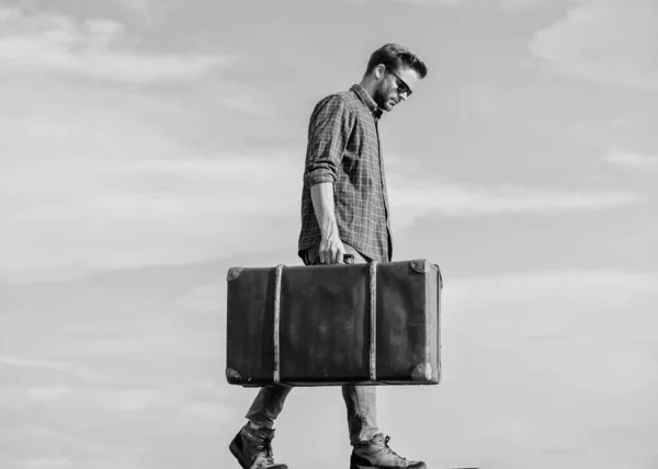 Experience the excitement. male fashion style. looking so trendy. sexy man sky background. macho man tourist tour bag. traveler wait for flight. Move. businessman in glasses. business trip — Stock Photo, Image
