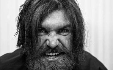 Islak saçlı kızgın bir adam. Berber dükkanı. Erkek saç stili. Mükemmel saç kesimi. Saldırganlık. Kuaförde sakallı, olgun bir hippi. Bıyıklı vahşi hippi öfkesini dile getiriyor.